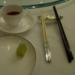 香港のレストランには箸が二つある